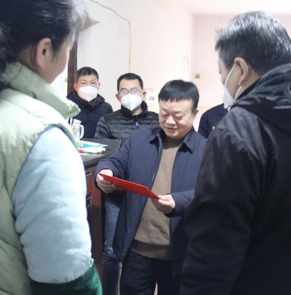 朱平生慰问太阳成集团tyc138股份困难党员 (1).jpg
