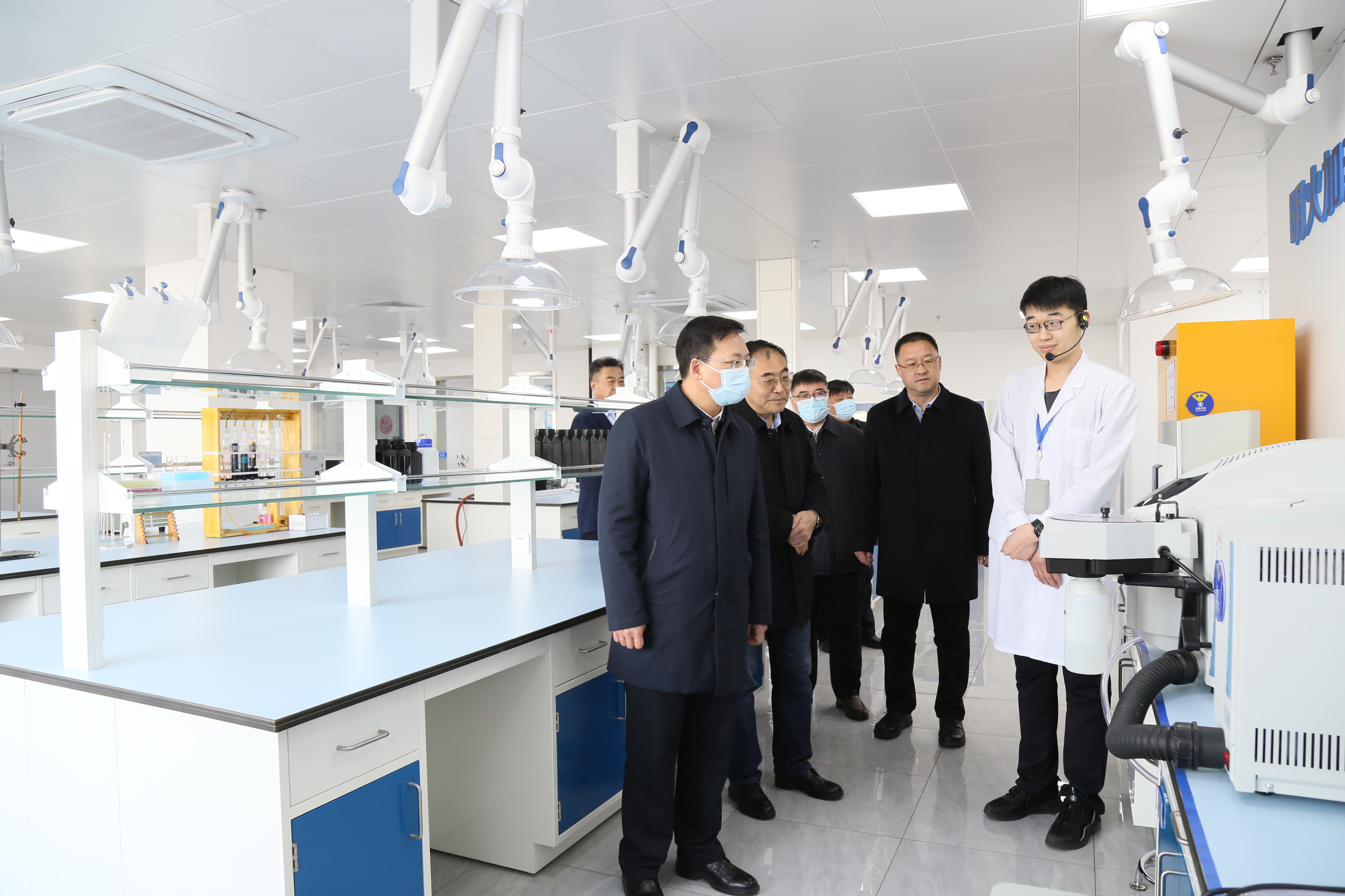 乌海市市委领导一行至青岛太阳成集团tyc138研究院考察 (3).jpg