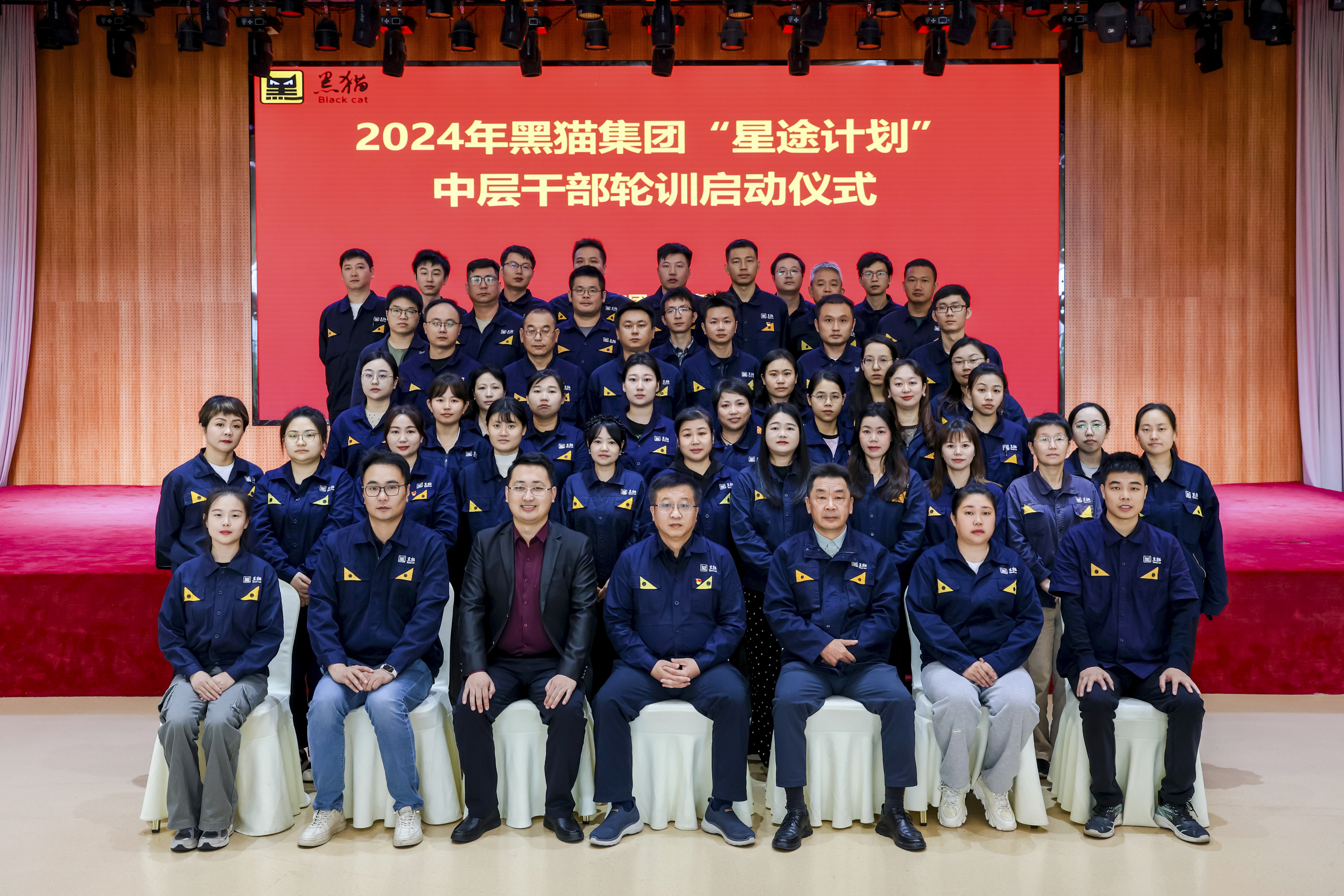 图4 合影留念.jpg