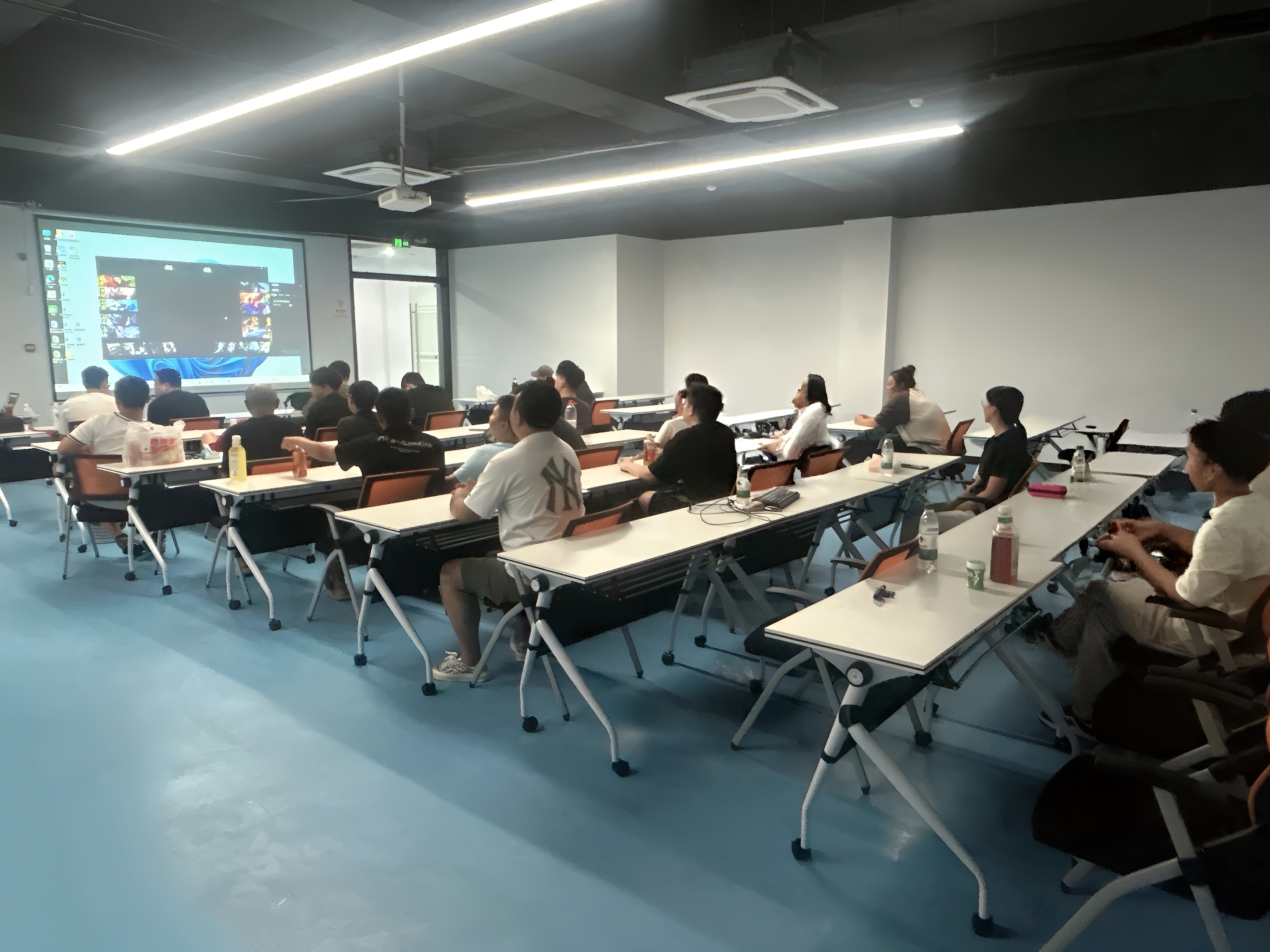 图2 观摩比赛.jpg