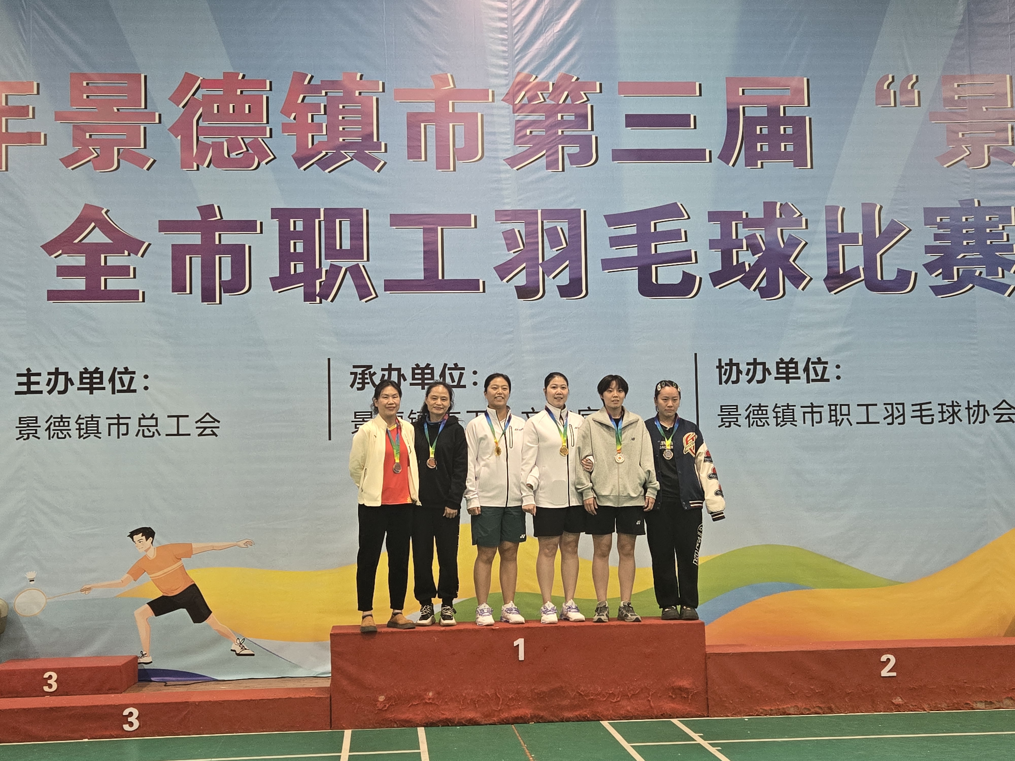 男单亚军、女双冠军合影留念01.jpg