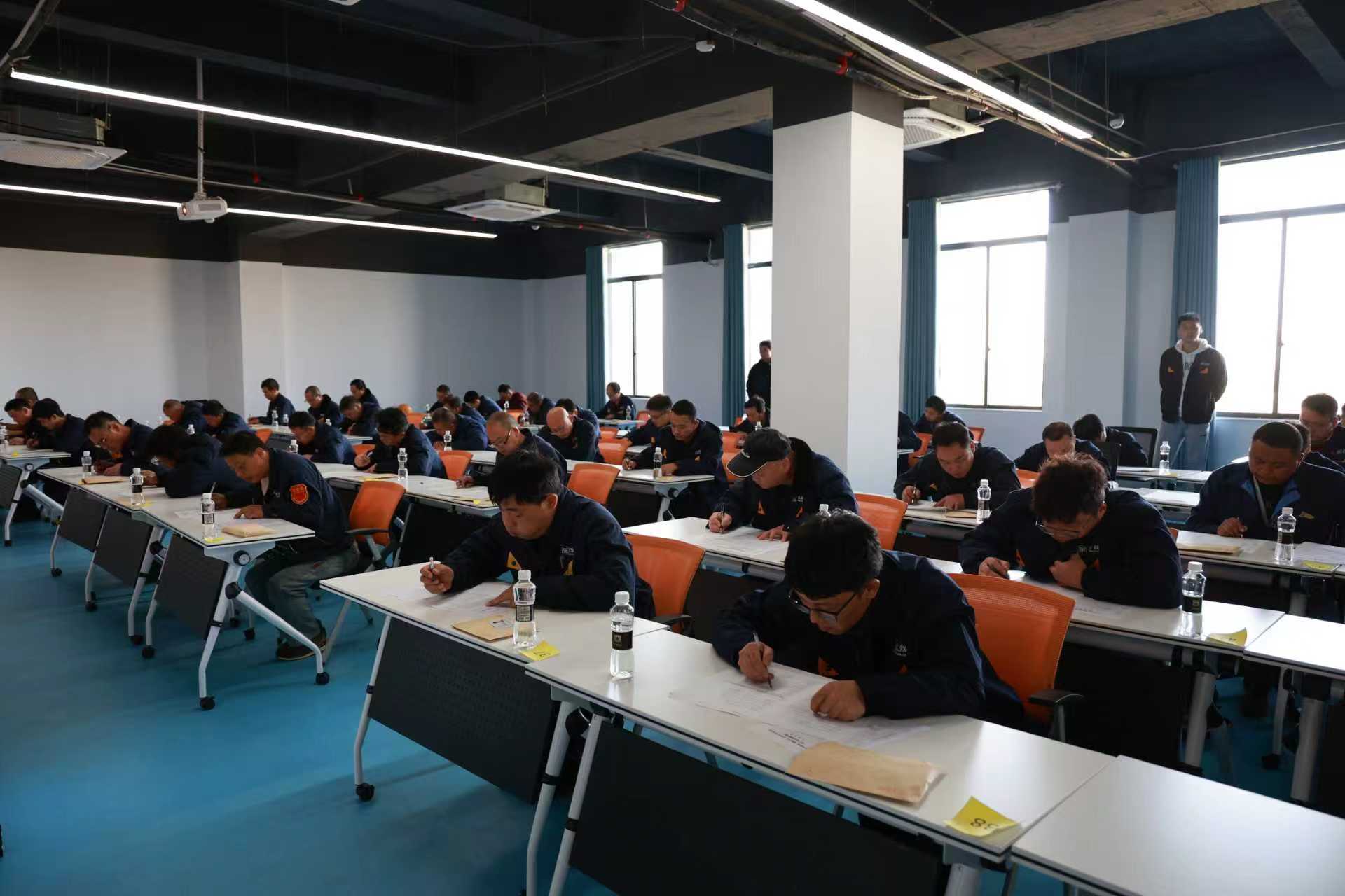 选手认真答题01.jpg